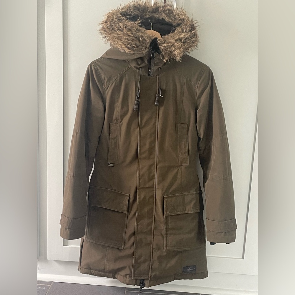 TNA Warmest Parka -Slim Fit Mountaineering Parka (Aritzia)